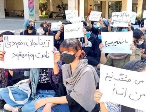 De plaatselijke bevolking protesteert tegen de moord op Mahsa Amini.